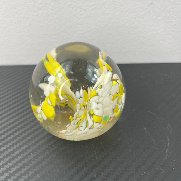 Handcrafted 60/70’s Glass Paperweight With Yellow & White Flower Design - Picture 3 of 10